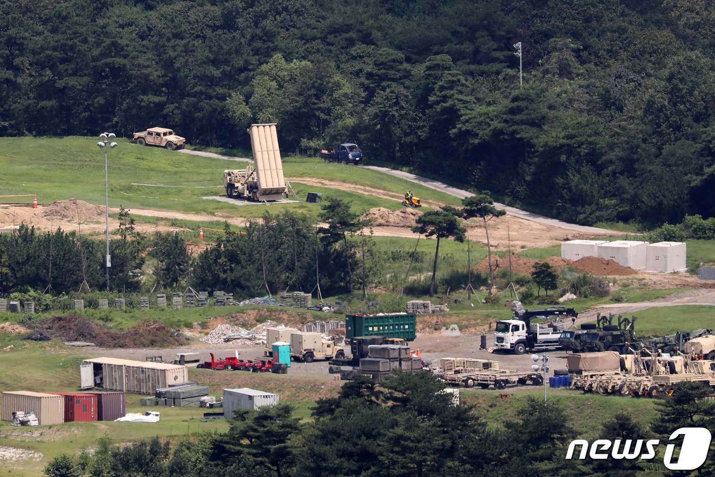 본문 이미지 - 18일 오전 경북 성주군 초전면 소성리 사드(THAAD·고고도 미사일 방어체계) 기지 발사대 주변에 사드 기지 정상화를 앞두고 여러 종류의 차량과 물자가 대기하고 있다. 2022.8.18/뉴스1 ⓒ News1 공정식 기자