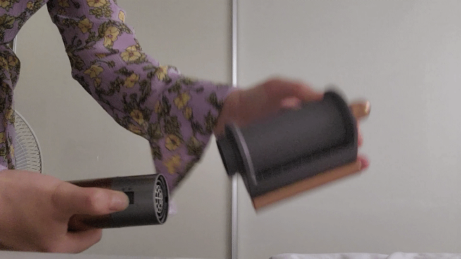 본문 이미지 - 기본 머리 건조 기능과 잔머리를 정돈해주는 '플라이어웨이' 노즐이 결합된 '코안다 스무딩 드라이어' 툴을 본체에 끼우고 있다. ⓒ 뉴스1 노우리 기자