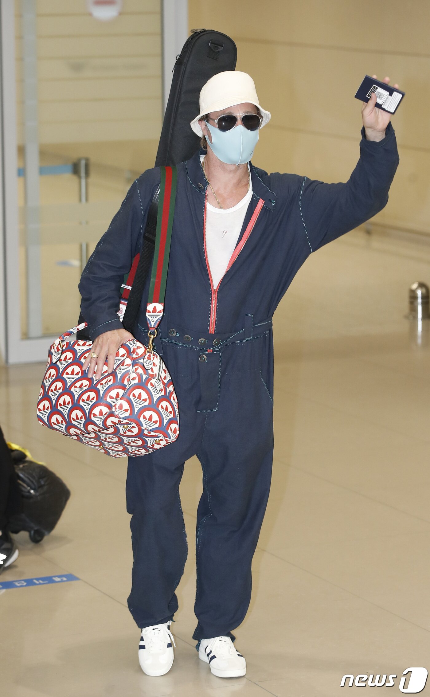 본문 이미지 - 할리우드 배우 브래드 피트가 영화 ‘불릿 트레인’(연출 데이빗 레이치) 홍보차 18일 오후 인천국제공항을 통해 내한해 인사를 하고 있다. ⓒ News1 권현진 기자