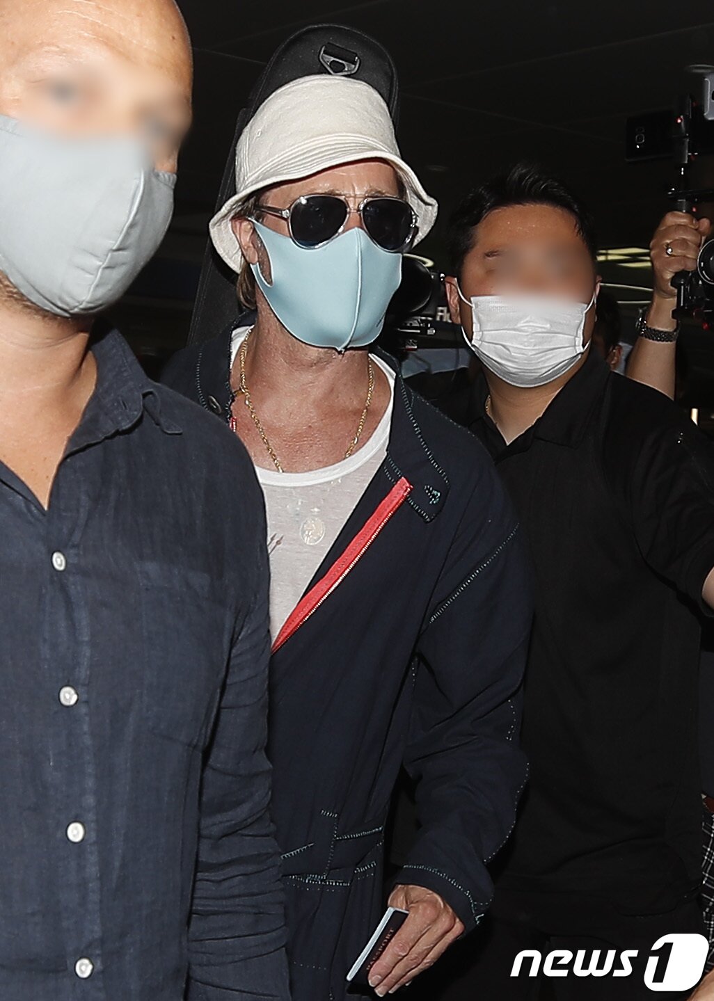 본문 이미지 - 할리우드 배우 브래드 피트가 영화 ‘불릿 트레인’(연출 데이빗 레이치) 홍보차 18일 오후 인천국제공항을 통해 내한해 차로 이동하고 있다. ⓒ News1 권현진 기자