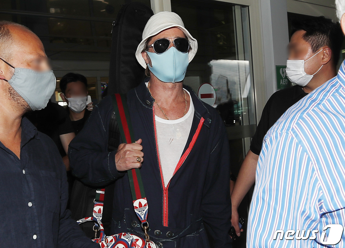 (인천공항=뉴스1) 권현진 기자 = 할리우드 배우 브래드 피트가 영화 ‘불릿 트레인’(연출 데이빗 레이치) 홍보차 18일 오후 인천국제공항을 통해 내한해 차로 이동하고 있다. 20 …