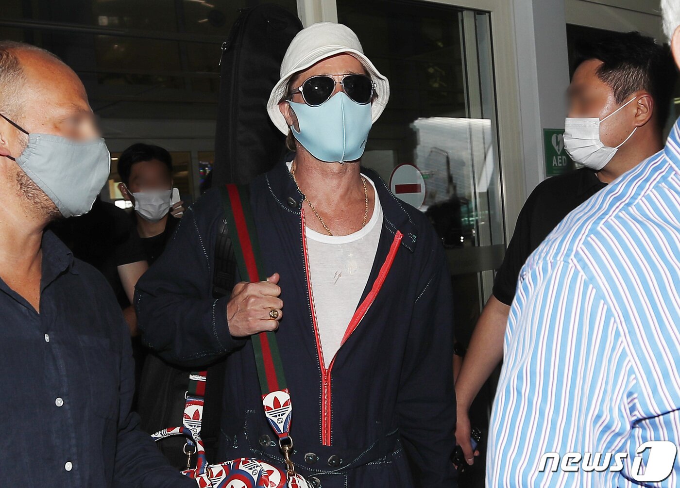 본문 이미지 - 할리우드 배우 브래드 피트가 영화 ‘불릿 트레인’(연출 데이빗 레이치) 홍보차 18일 오후 인천국제공항을 통해 내한해 차로 이동하고 있다. ⓒ News1 권현진 기자