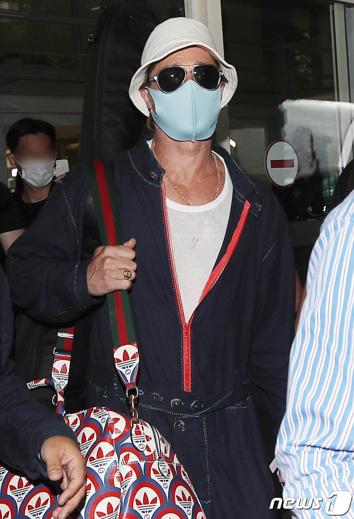 본문 이미지 - 할리우드 배우 브래드 피트가 영화 ‘불릿 트레인’(연출 데이빗 레이치) 홍보차 18일 오후 인천국제공항을 통해 내한해 차로 이동하고 있다. ⓒ News1 권현진 기자