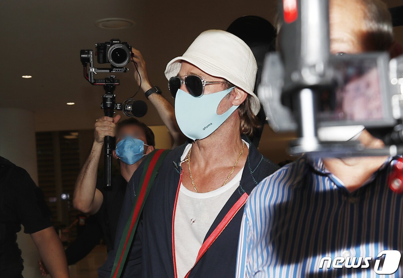 본문 이미지 - 할리우드 배우 브래드 피트가 영화 ‘불릿 트레인’(연출 데이빗 레이치) 홍보차 18일 오후 인천국제공항을 통해 내한해 차로 이동하고 있다. ⓒ News1 권현진 기자