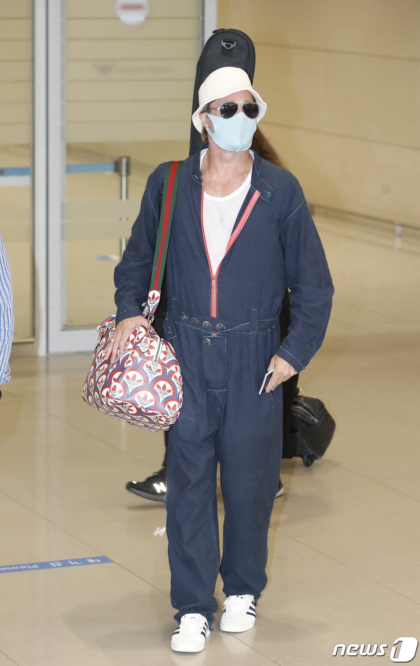 본문 이미지 - 할리우드 배우 브래드 피트가 영화 ‘불릿 트레인’(연출 데이빗 레이치) 홍보차 18일 오후 인천국제공항을 통해 내한하고 있다.  ⓒ News1 권현진 기자