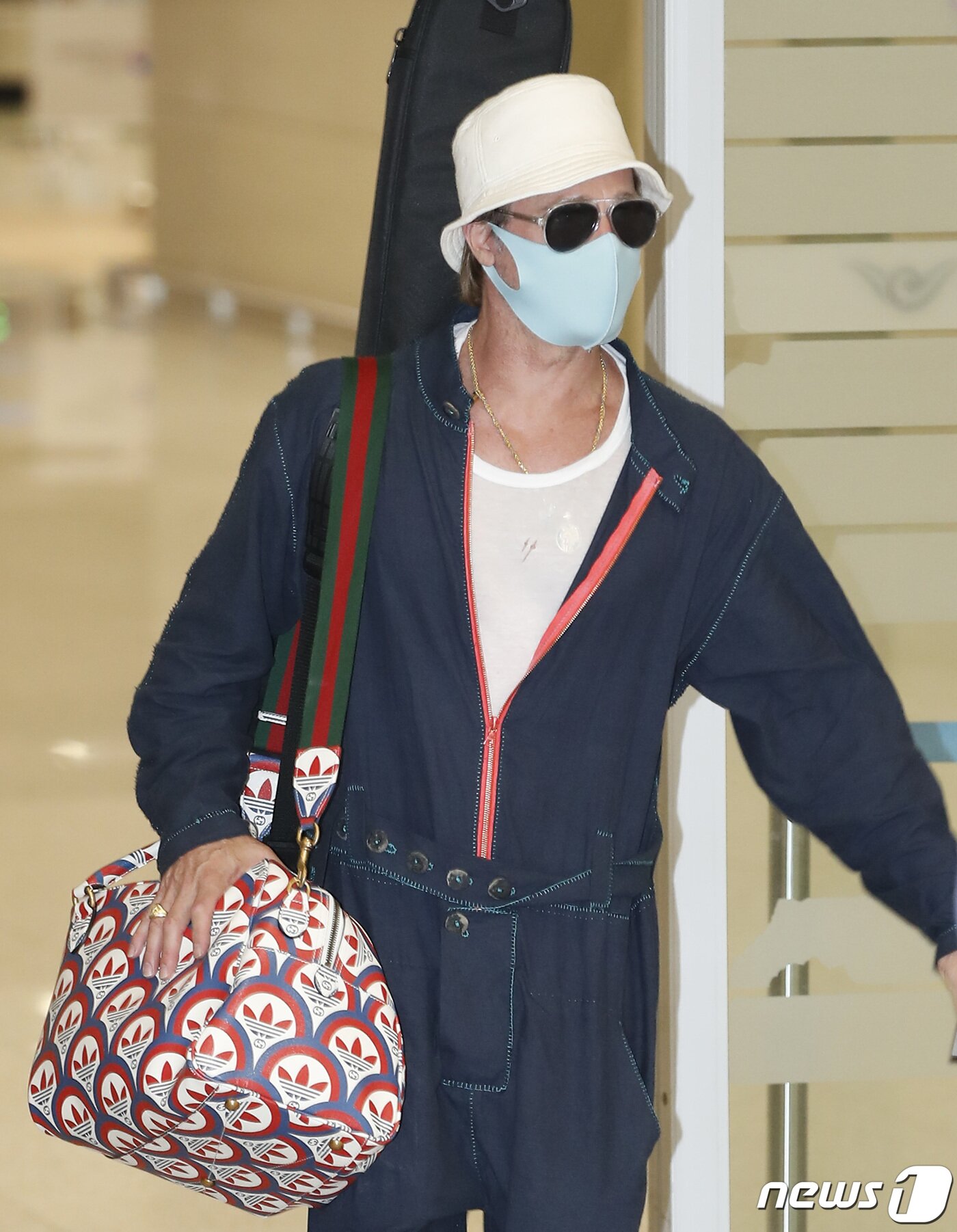 본문 이미지 - 할리우드 배우 브래드 피트가 영화 ‘불릿 트레인’(연출 데이빗 레이치) 홍보차 18일 오후 인천국제공항을 통해 입국하고 있다. ⓒ News1 권현진 기자