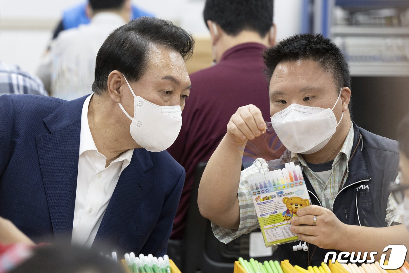 본문 이미지 - 윤석열 대통령이 18일 오후 서울 강남구 충현복지관 보호작업장에서 발달장애인 훈련생 및 근로인들과 색연필 포장 작업을 체험하고 있다. (대통령실 제공) 2022.8.18/뉴스1 ⓒ News1 오대일 기자