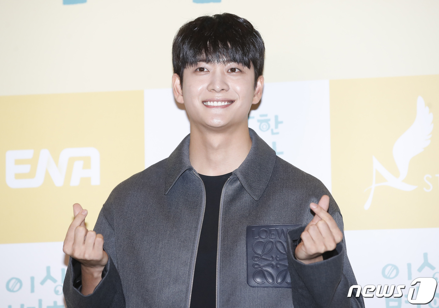 (서울=뉴스1) 권현진 기자 = 배우 강태오가 18일 오후 서울 용산구 용산CGV에서 진행된 ENA채널 수목드라마 ‘이상한 변호사 우영우’ 마지막회 시청자 단체관람 이벤트 전 인사 …