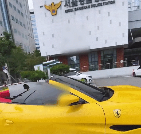 본문 이미지 - 비키니를 입고 강남 일대를 질주한 여성이 웨딩드레스 차림으로 경찰 조사에 출석했다. (인스타그램 갈무리) ⓒ 뉴스1