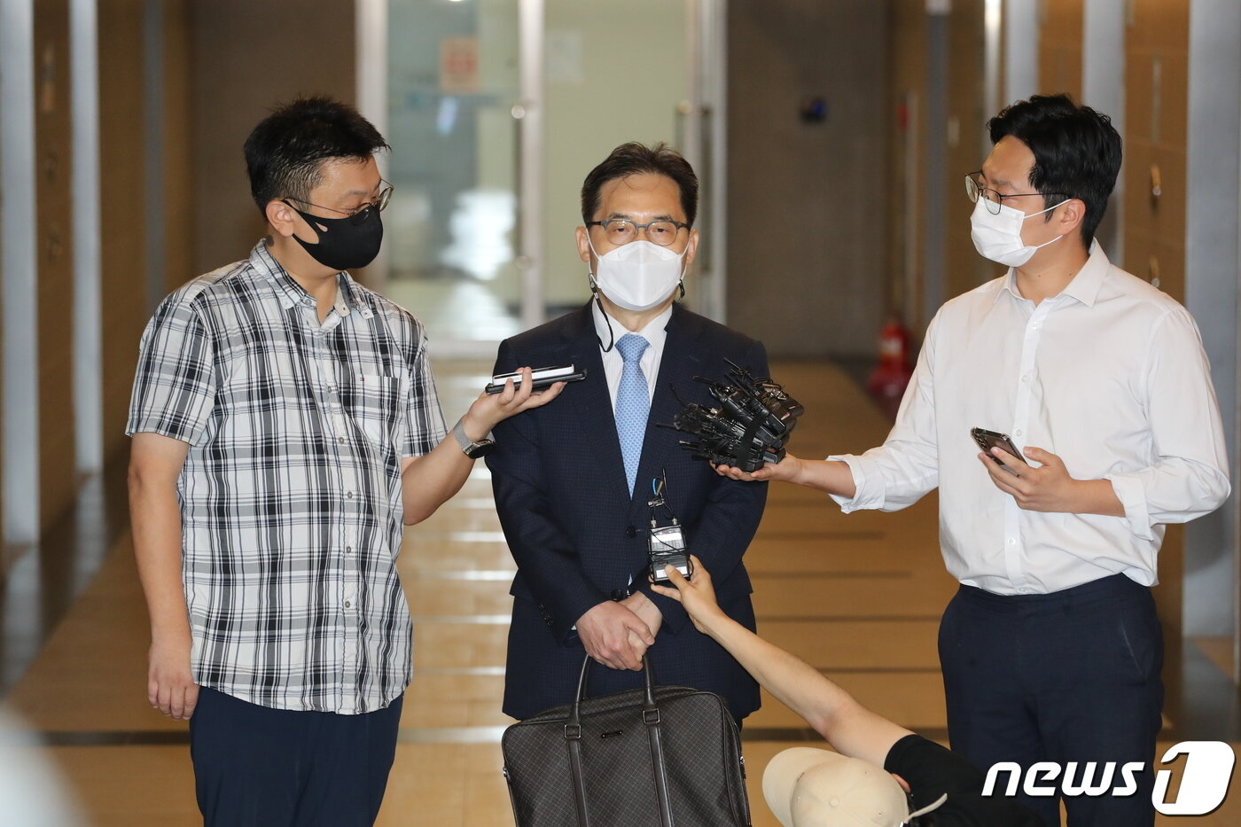 본문 이미지 - 윤석열 정부 초대 공정거래위원장으로 지명된 한기정 서울대 법학전문대학원 교수가 19일 오전 서울 중구 한국공정거래조정원에 마련된 인사청문회 준비 사무실로 출근하며 소감을 발표하고 있다. 2022.8.19/뉴스1 ⓒ News1 이동해 기자