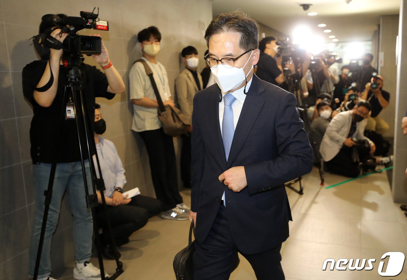 본문 이미지 - 윤석열정부 초대 공정거래위원장으로 지명된 한기정 서울대 법학전문대학원 교수가 19일 오전 서울 중구 한국공정거래조정원에 마련된 인사청문회 준비 사무실로 출근하고 있다. 2022.8.19/뉴스1 ⓒ News1 이동해 기자