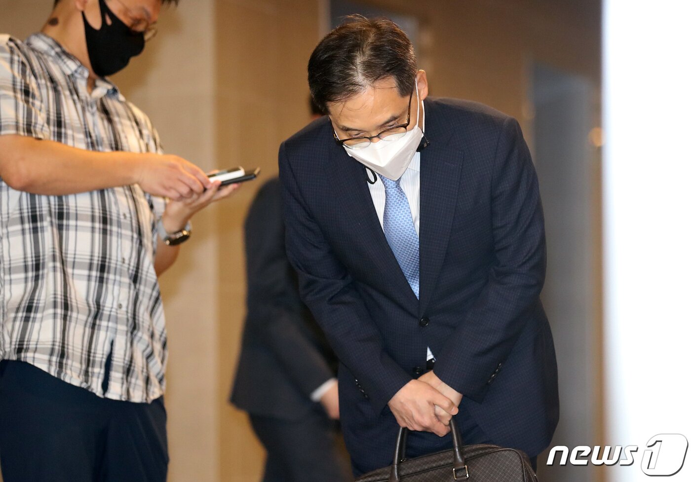 본문 이미지 - 윤석열 정부 초대 공정거래위원장으로 지명된 한기정 서울대 법학전문대학원 교수가 19일 오전 서울 중구 한국공정거래조정원에 마련된 인사청문회 준비 사무실로 출근, 입장을 밝힌 뒤 취재진들에게 인사를 하고 있다. 2022.8.19/뉴스1 ⓒ News1 이동해 기자