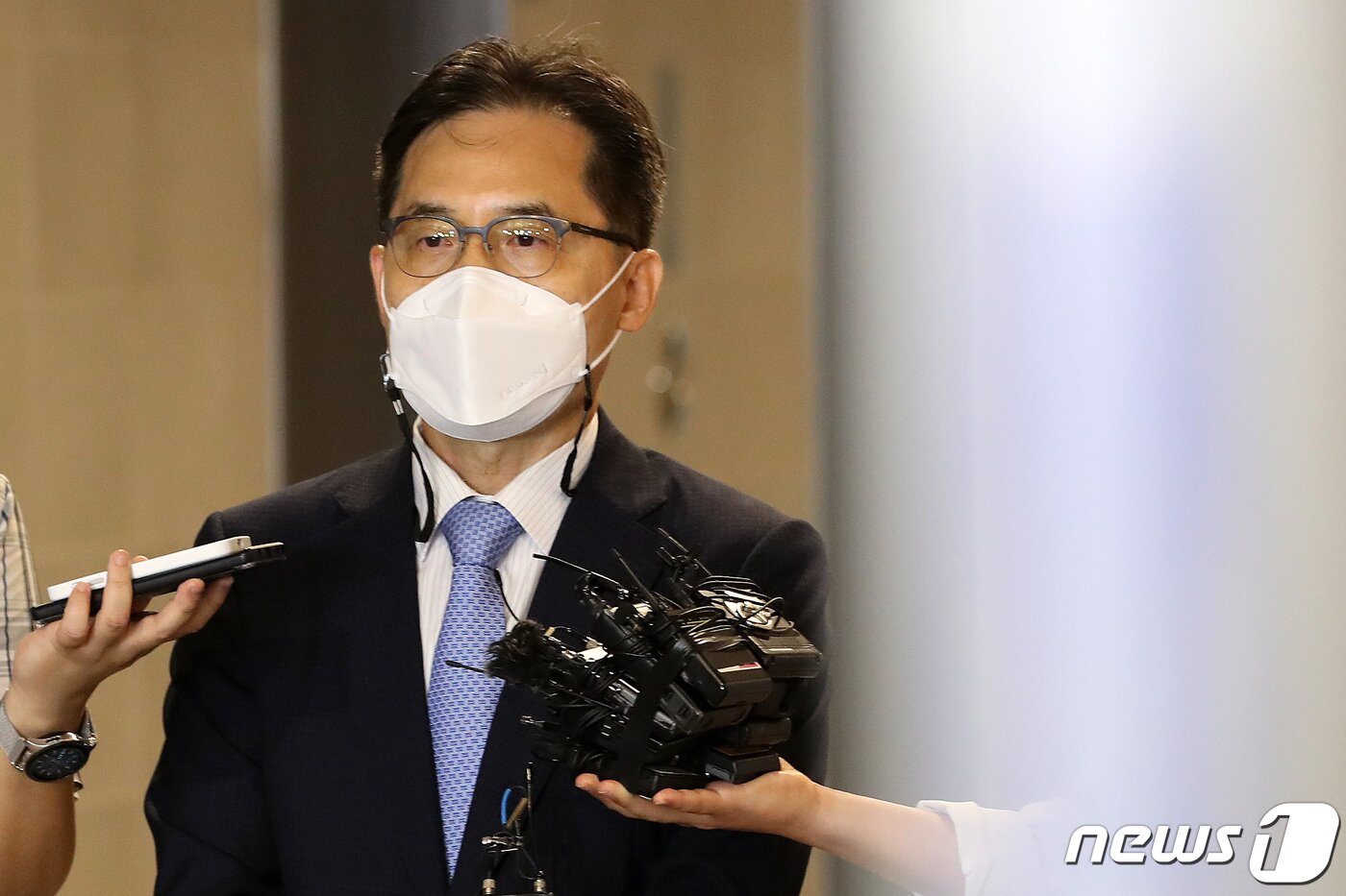 본문 이미지 - 윤석열 정부 초대 공정거래위원장으로 지명된 한기정 서울대 법학전문대학원 교수가 19일 오전 서울 중구 한국공정거래조정원에 마련된 인사청문회 준비 사무실로 출근하며 입장을 밝히고 있다. 2022.8.19/뉴스1 ⓒ News1 이동해 기자