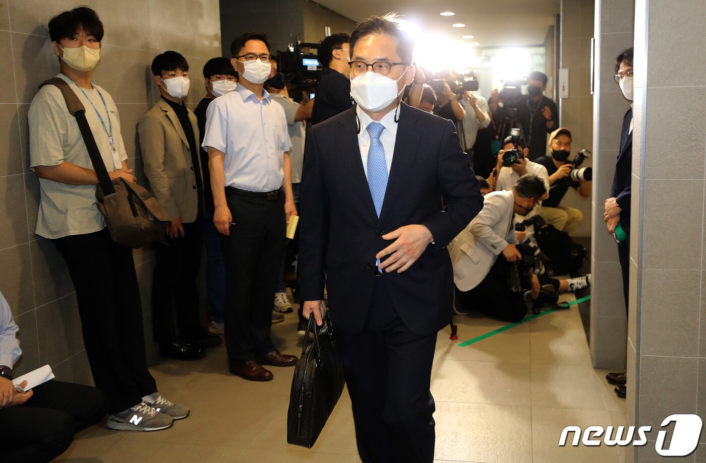 본문 이미지 - 윤석열정부 초대 공정거래위원장으로 지명된 한기정 서울대 법학전문대학원 교수가 19일 오전 서울 중구 한국공정거래조정원에 마련된 인사청문회 준비 사무실로 출근하고 있다. 2022.8.19/뉴스1 ⓒ News1 이동해 기자