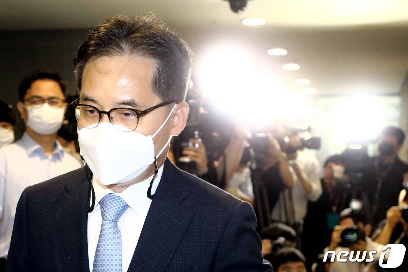 본문 이미지 - 윤석열 정부 초대 공정거래위원장으로 지명된 한기정 서울대 법학전문대학원 교수가 19일 오전 서울 중구 한국공정거래조정원에 마련된 인사청문회 준비 사무실로 출근하고 있다. 2022.8.19/뉴스1 ⓒ News1 이동해 기자