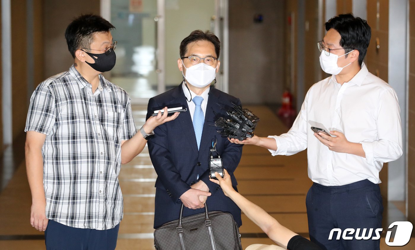 본문 이미지 - 윤석열 정부 초대 공정거래위원장으로 지명된 한기정 서울대 법학전문대학원 교수가 19일 오전 서울 중구 한국공정거래조정원에 마련된 인사청문회 준비 사무실로 출근하며 입장을 밝히고 있다. 2022.8.19/뉴스1 ⓒ News1 이동해 기자