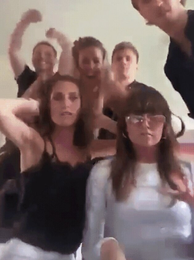 본문 이미지 - 18일(현지시간) 산나 마린 핀란드 총리가 춤추고 노는 영상이 공개돼 논란이 일고 있다. SNS 갈무리