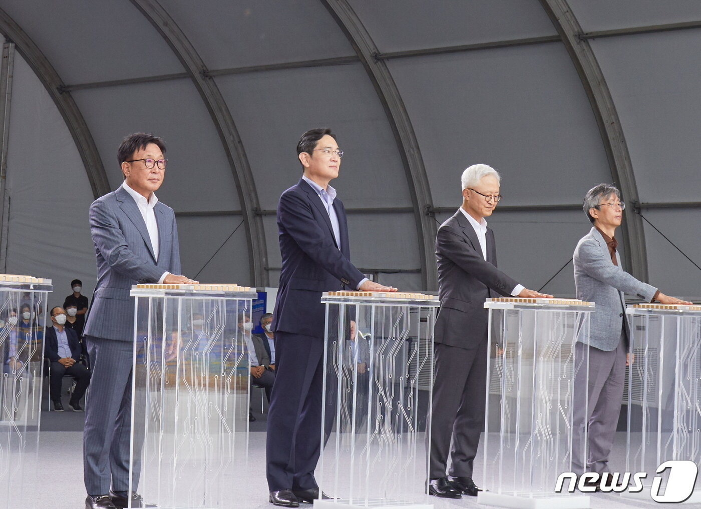 본문 이미지 - 이재용 삼성전자 부회장(왼쪽 두 번째)이 복권 후 첫 대외 행보로 8월 19일 경기도 용인시 기흥캠퍼스에서 열린 반도체R&D단지 기공식에 참석해 세리머니를 하고 있다. 반도체 R&D 단지는 약 10만9000㎡ 규모로 건설되며 기흥-화성-평택을 잇는 수도권 최대 반도체 R&D 클러스터다. 삼성전자는 2025년 중순 가동 예정인 반도체 R&D 전용 라인을 포함해 2028년까지 연구단지 조성에 약 20조원을 투자할 계획이다. (삼성전자 제공) 2022.8.19/뉴스1