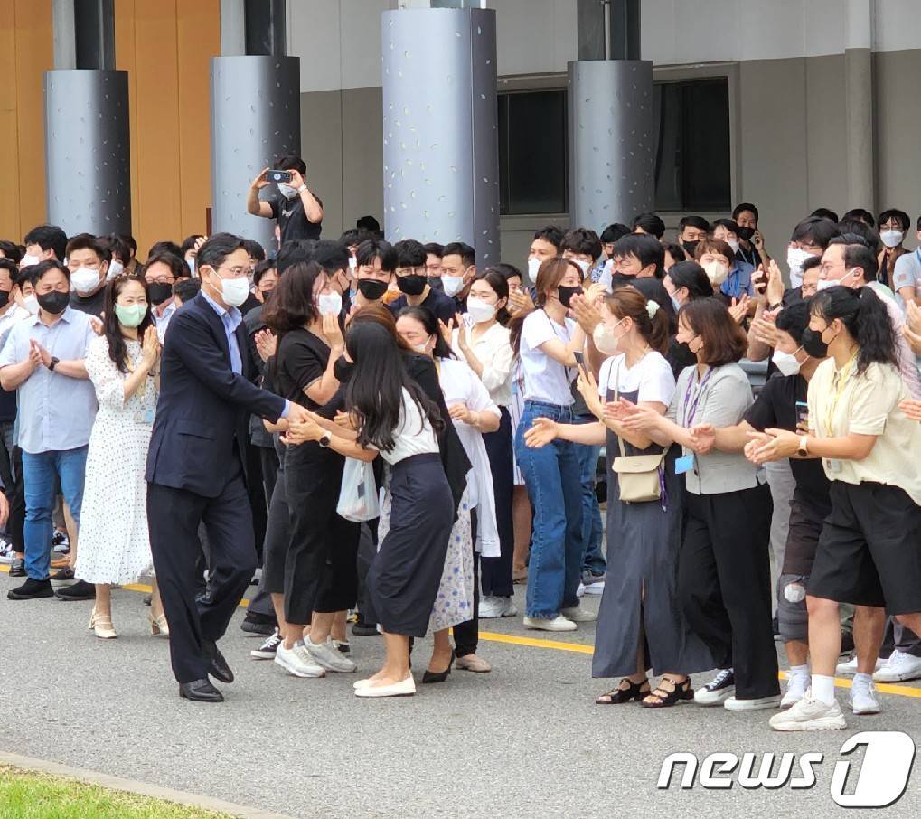 본문 이미지 - 이재용 삼성전자 부회장이 19일 복권 후 첫 대외 행보로 경기도 용인시 기흥캠퍼스에서 열린 반도체R&D단지 기공식에 참석해 직원들과 인사를 나누고 있다.  (삼성전자 제공) 2022.8.19/뉴스1