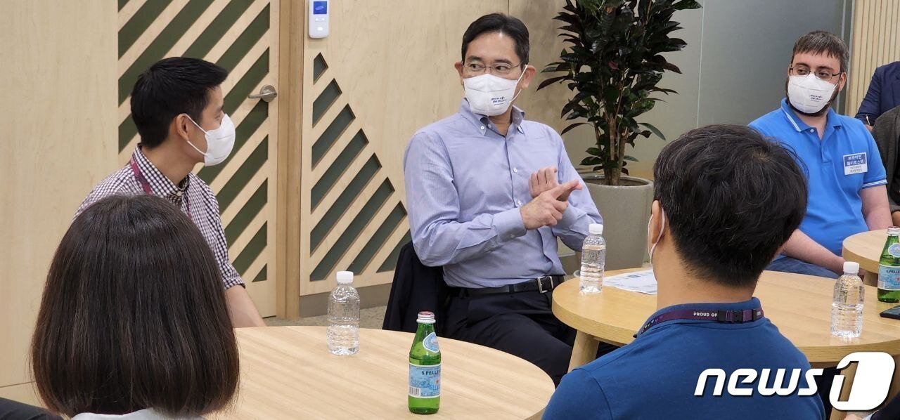 본문 이미지 - 이재용 삼성전자 부회장이 19일 경기도 화성캠퍼스에서 임직원들과 간담회를 하고 있다. (삼성전자 제공) 2022.8.19/뉴스1