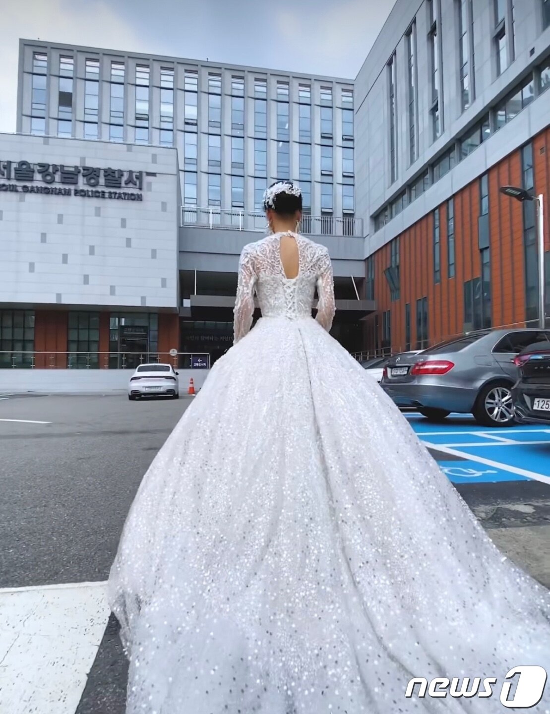 본문 이미지 - 서울 강남경찰서는 전날(18일) 오토바이를 운전한 남성 바이크 유튜버 A씨와 여성 SNS 인플루언서 B씨를 경범죄처벌법상 과다노출 혐의로 입건하고 소환 조사를 진행했다. B씨는 소환조사 당일 웨딩드레스를 입고 출석하는 영상을 찍어 본인의 SNS에 업로드했다. (인스타그램 갈무리) ⓒ뉴스1