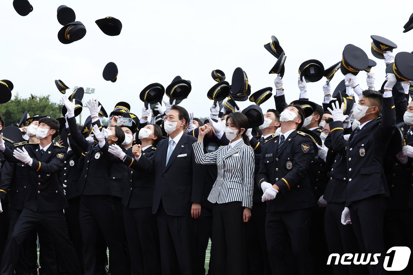 본문 이미지 - 윤석열 대통령과 부인 김건희 여사가 19일 충북 충주 중앙경찰학교 대운동장에서 열린 중앙경찰학교 310기 졸업식에서 졸업생들과 기념촬영을 하고 있다. (대통령실 제공) 2022.8.19/뉴스1 ⓒ News1 오대일 기자