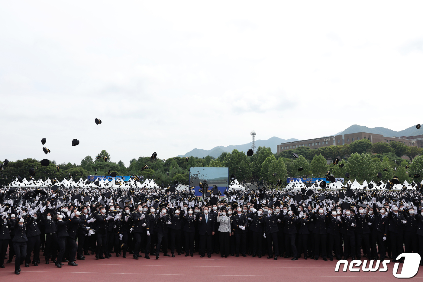 (서울=뉴스1) 오대일 기자 = 윤석열 대통령과 부인 김건희 여사가 19일 충북 충주 중앙경찰학교 대운동장에서 열린 중앙경찰학교 310기 졸업식에서 졸업생들과 기념촬영을 하고 있다 …