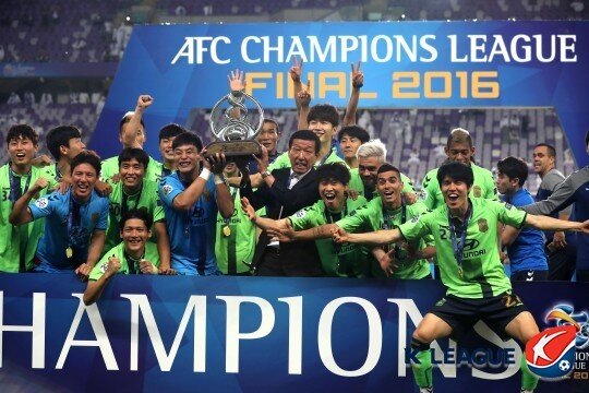 본문 이미지 - 2016년 ACL에서 우승한 전북 선수들&#40;한국프로축구연맹 제공&#41; 