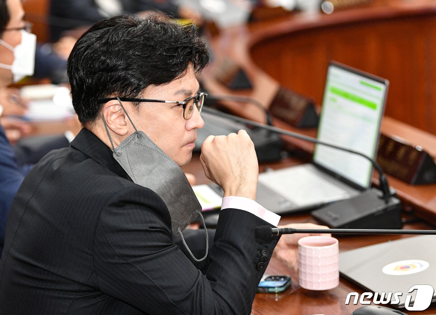 본문 이미지 - 한동훈 법무부 장관이 2일 서울 종로구 정부서울청사에서 열린 제34회 국무회의에서 음료를 마신 뒤 입을 닦고 있다. (공동취재) 2022.8.2/뉴스1 ⓒ News1 박지혜 기자