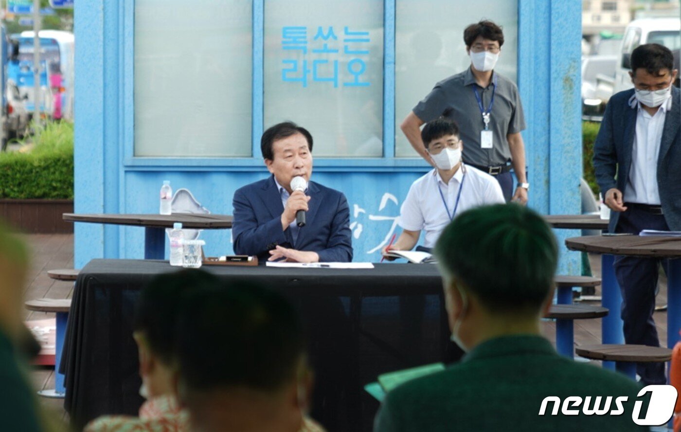 본문 이미지 - 박홍률 목포시장이 2일 동명동 물량장에서 관내 어업인 30명과 간담회를 갖고 면세유 인상액 지원을 약속했다.(목포시 제공)2022.8.2/뉴스1 ⓒ News1 