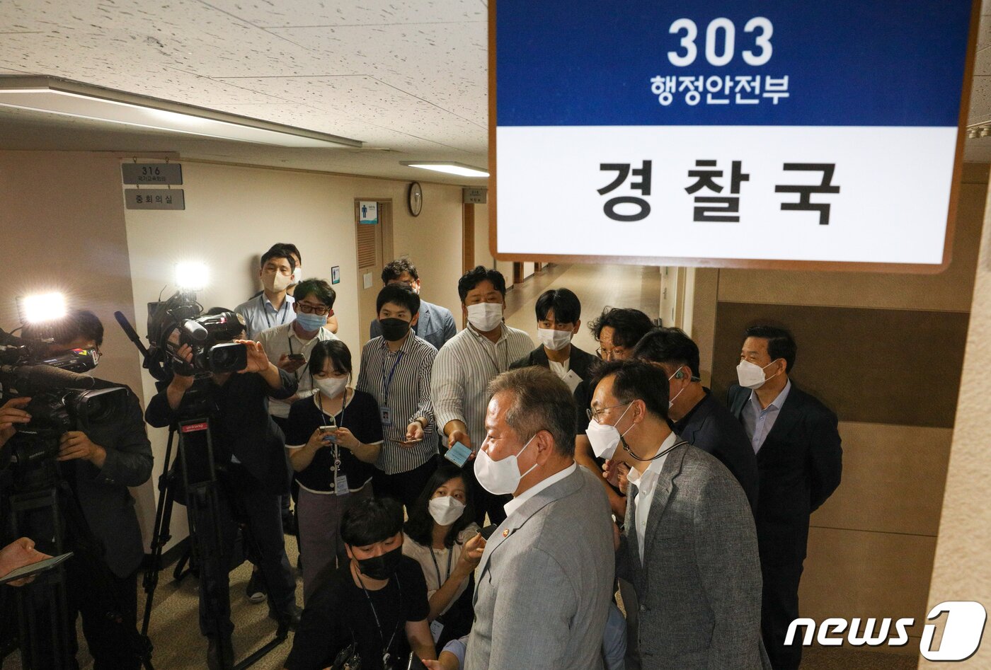 본문 이미지 - 이상민 행정안전부 장관이 2일 오전 서울 종로구 정부서울청사에 문을 연 경찰국을 방문해 직원들을 격려한 뒤 취재진의 질문에 답하고 있다.(공동취재) 2022.8.2/뉴스1 ⓒ News1 민경석 기자