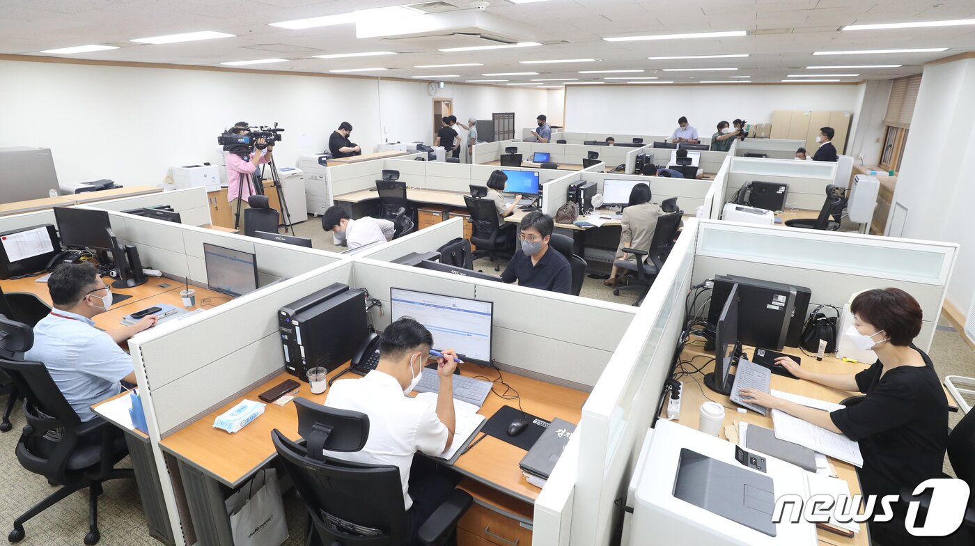 본문 이미지 - 행안부 산하 경찰국이 공식 출범한 2일 오전 정부서울청사에 문을 연 경찰국에서 직원들이 근무하고 있다.(공동취재) 2022.8.2/뉴스1 ⓒ News1 민경석 기자