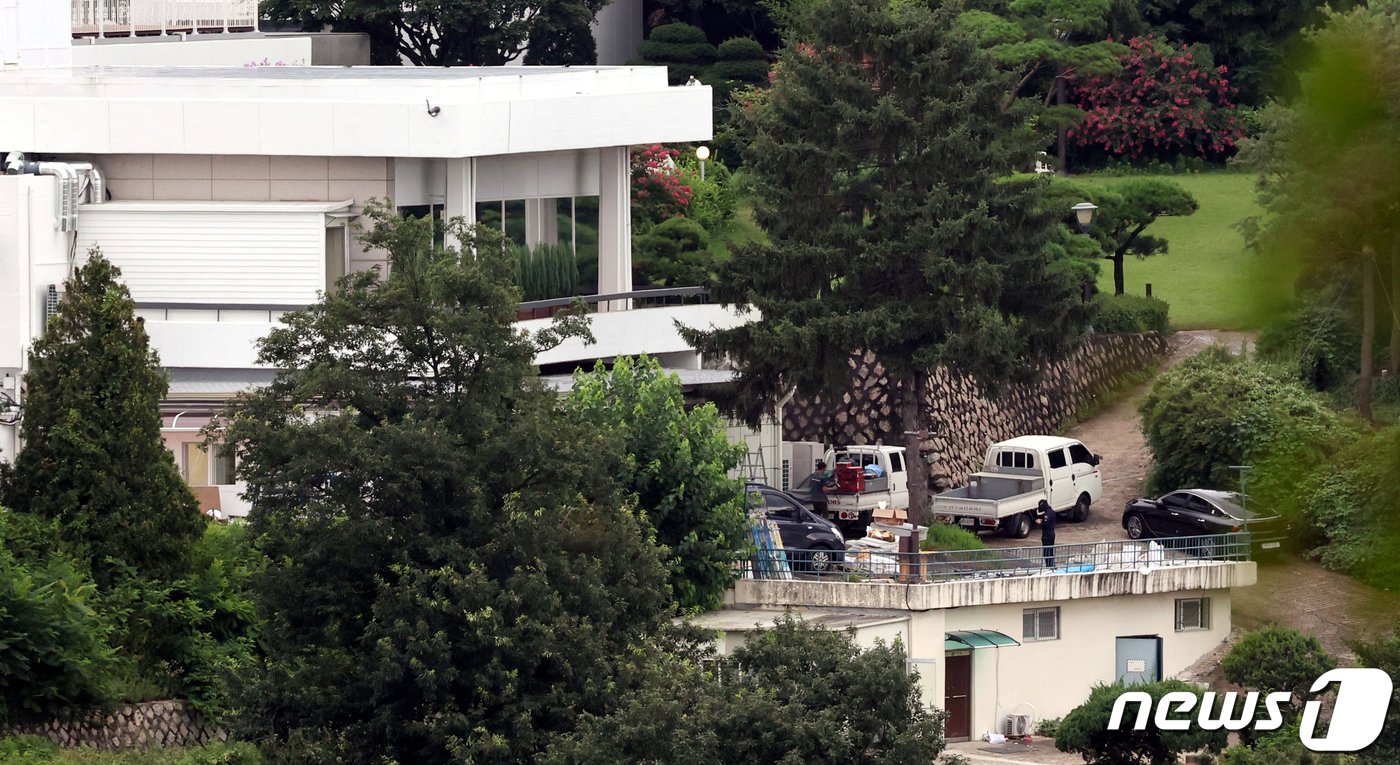 본문 이미지 - 2일 서울 용산구 한남동 옛 외교부장관 공관에서 대통령 관저 공사가 한창 진행되고 있다. 대통령실은 이날 새 대통령 관저 인테리어 공사에 김건희 여사와 관련한 업체가 수의계약으로 참여했다는 보도에 대해 "경호처의 철저한 검증과 감독 하에서 이뤄지는 보안 업무＂라며 ＂구체적인 내용을 공개할 수 없는 상황을 이해해주면 좋겠다＂고 밝혔다. (대통령실사진기자단) 2022.8.2/뉴스1 ⓒ News1 오대일 기자