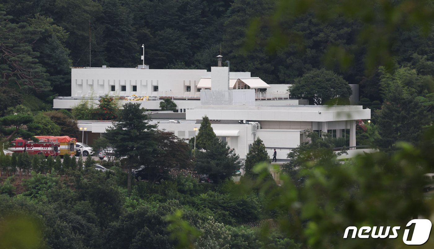 2일 서울 용산구 한남동 옛 외교부장관 공관에서 대통령 관저 공사가 한창 진행되고 있다. 대통령실은 이날 새 대통령 관저 인테리어 공사에 김건희 여사와 관련한 업체가 수의계약으로 참여했다는 보도에 대해 &#34;경호처의 철저한 검증과 감독 하에서 이뤄지는 보안 업무＂라며 ＂구체적인 내용을 공개할 수 없는 상황을 이해해주면 좋겠다＂고 밝혔다. &#40;대통령실사진기자단&#41; 2022.8.2/뉴스1 ⓒ News1 오대일 기자