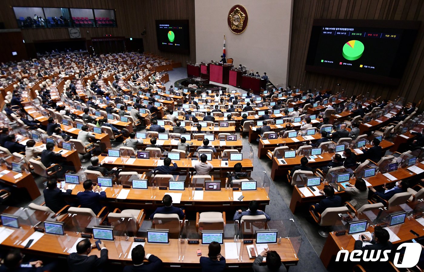 2일 오후 서울 여의도 국회에서 열린 본회의에서 휘발유와 경유 등 탄력세율 조정 한도를 2024년 말까지 현행 30%에서 50%로 확대하는 내용이 담긴 &#39;개별소비세법 개정안&#40;대안&#41;&#39;이 가결되고 있다. &#40;공동취재&#41; 2022.8.2/뉴스1 ⓒ News1 허경 기자