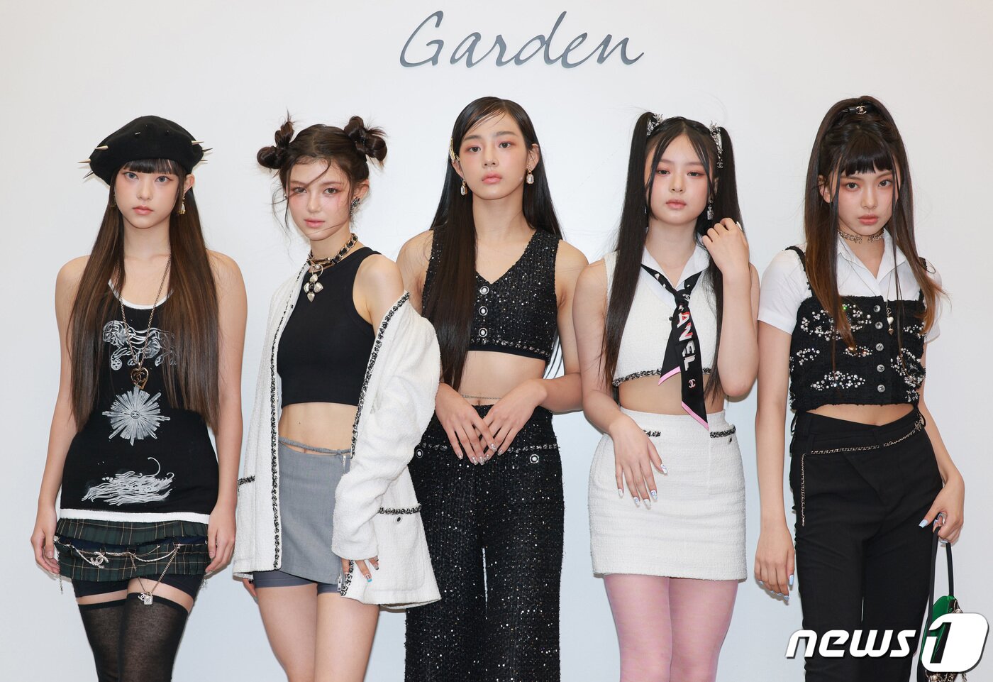 본문 이미지 - 그룹 뉴진스(NewJeans) 해린(왼쪽부터), 다니엘, 민지, 하니, 혜인이 2일 오후 서울 성동구 성수 오우드에서 열린 ‘샤넬 N&deg;1 DE CHANEL GARDEN’ 팝업스토어 오픈행사에서 포즈를 취하고 있다. (공동취재) 2022.8.2./뉴스1 ⓒ News1 권현진 기자
