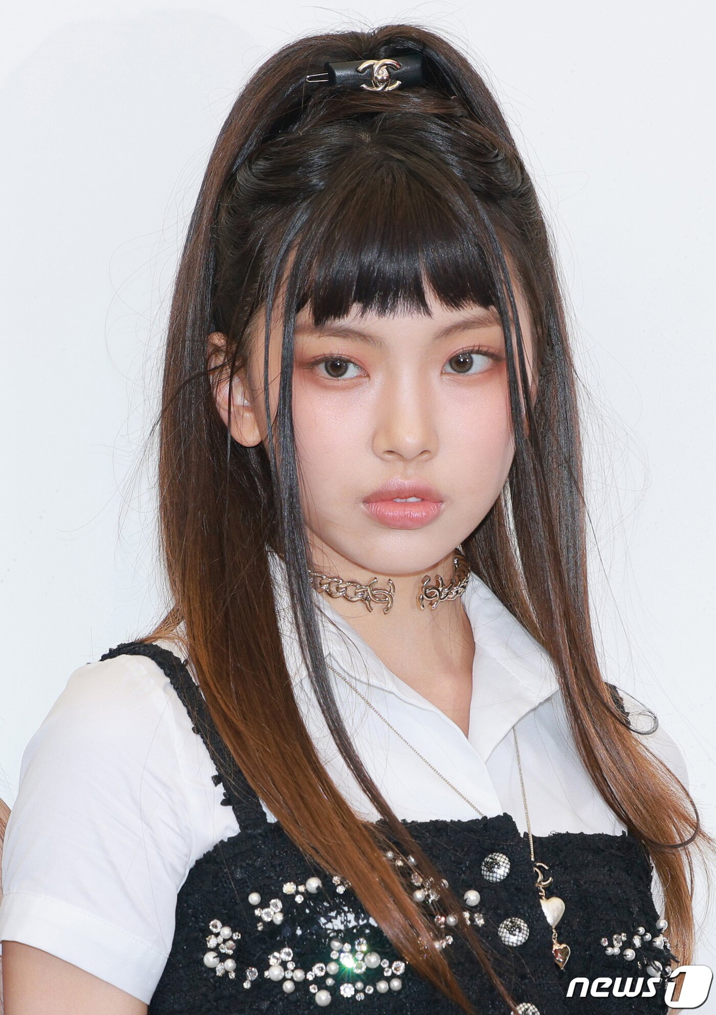 본문 이미지 - 그룹 뉴진스(NewJeans) 혜인이 2일 오후 서울 성동구 성수 오우드에서 열린 ‘샤넬 N&deg;1 DE CHANEL GARDEN’ 팝업스토어 오픈행사에서 인형미모를 발산하고 있다. (공동취재) ⓒ News1 권현진 기자