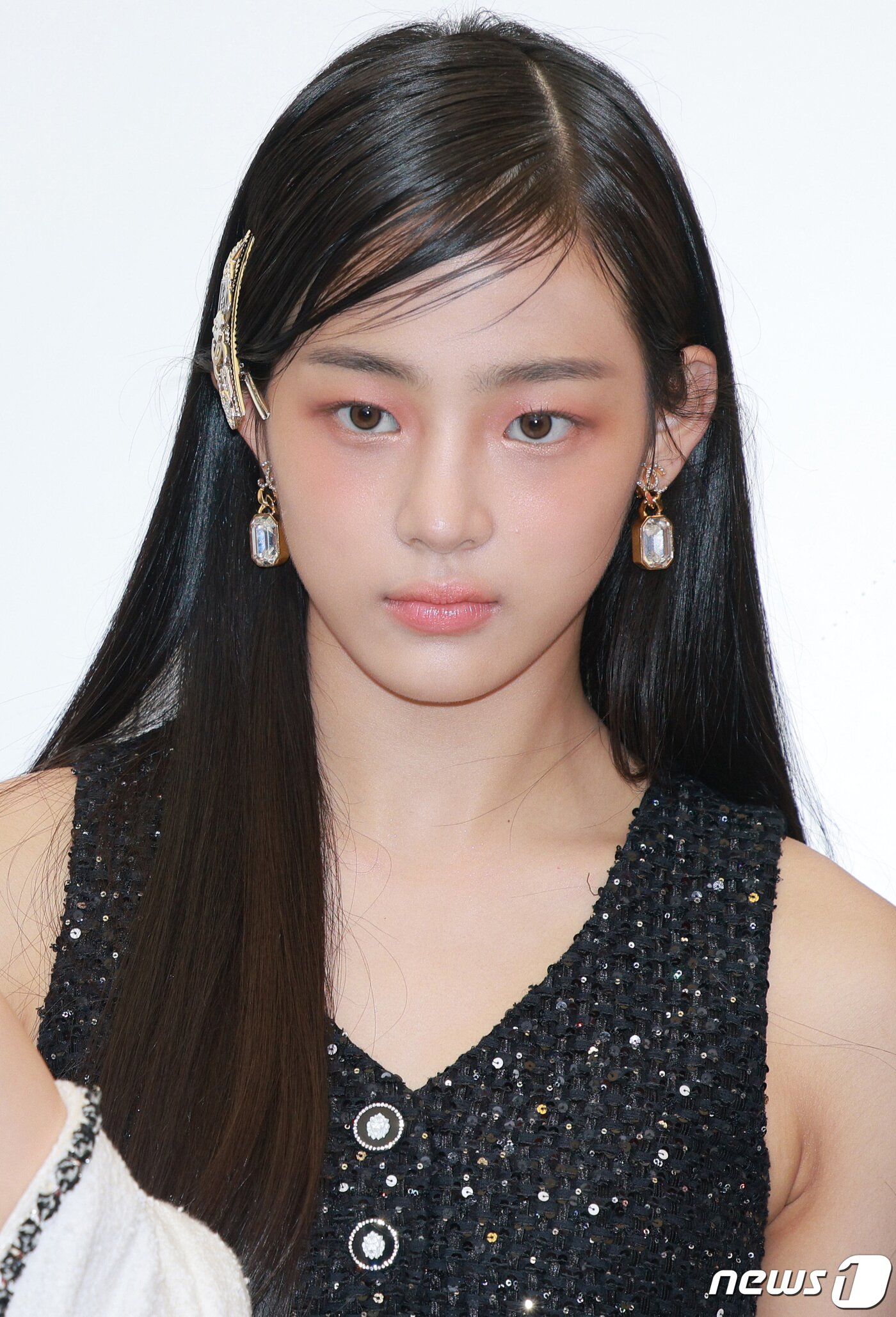 본문 이미지 - 그룹 뉴진스(NewJeans) 민지가 2일 오후 서울 성동구 성수 오우드에서 열린 ‘샤넬 N&deg;1 DE CHANEL GARDEN’ 팝업스토어 오픈행사에서 신비로운 매력을 발산하고 있다. (공동취재) ⓒ News1 권현진 기자