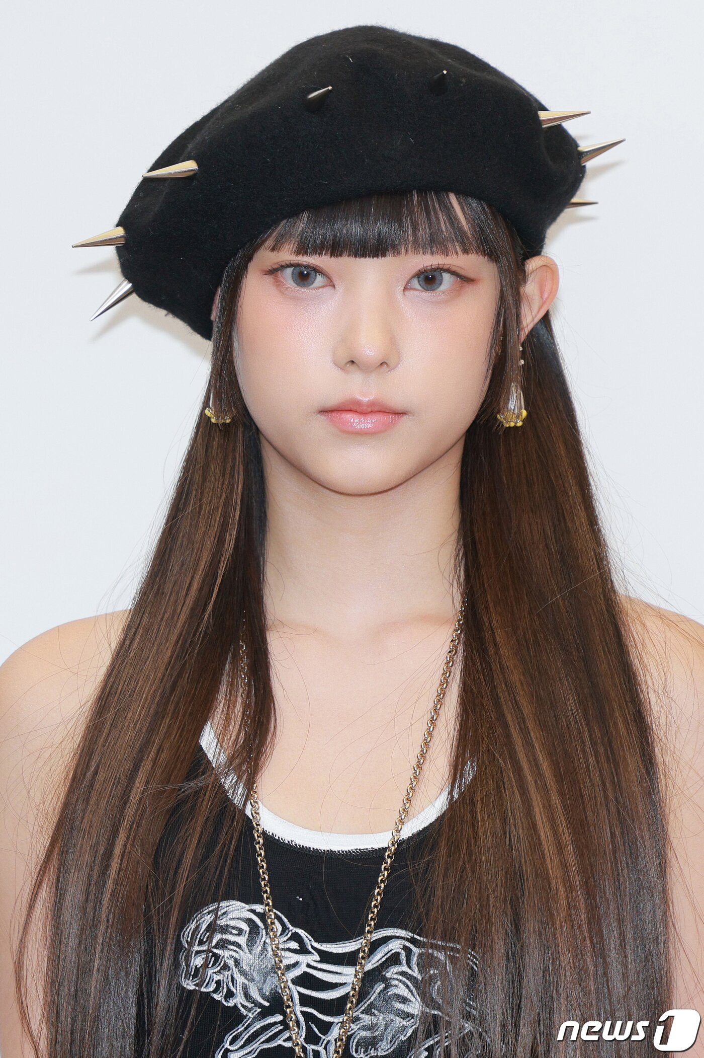 본문 이미지 - 그룹 뉴진스(NewJeans)의 해린이 2일 오후 서울 성동구 성수 오우드에서 열린 ‘샤넬 N&deg;1 DE CHANEL GARDEN’ 팝업스토어 오픈행사에서 인형 미모를 발산하고 있다. (공동취재) ⓒ News1 권현진 기자