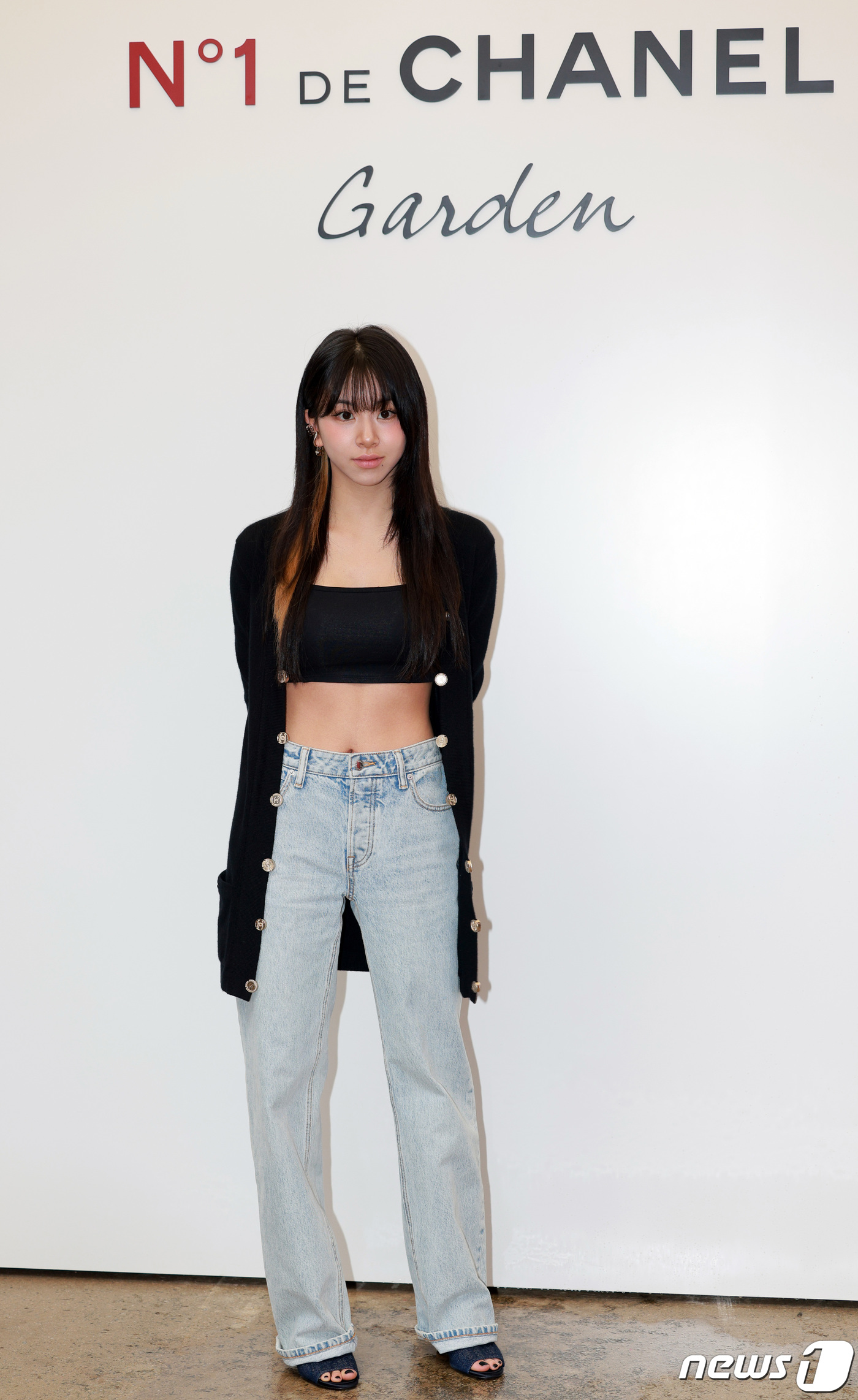 (서울=뉴스1) 권현진 기자 = 그룹 트와이스 채영이 2일 오후 서울 성동구 성수 오우드에서 열린 ‘샤넬 N°1 DE CHANEL GARDEN’ 팝업스토어 오픈행사에서 포즈를 취하 …