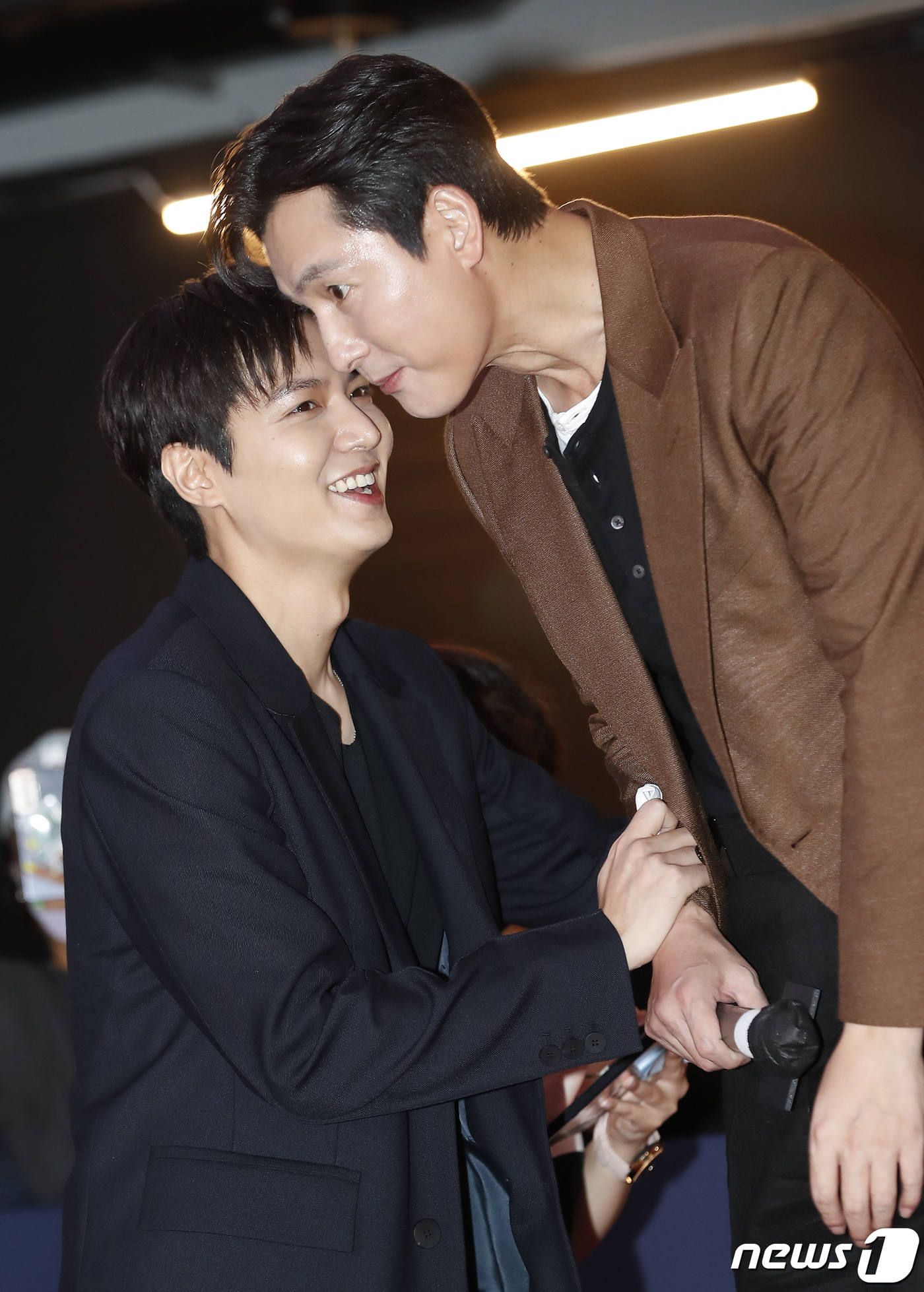 (서울=뉴스1) 권현진 기자 = 배우 이민호(왼쪽)가 2일 오후 서울 강남구 메가박스 코엑스점에서 열린 영화 '헌트(HUNT)' VIP 시사회에 참석해 정우성 팔을 꼭 잡고 귀엣말 …