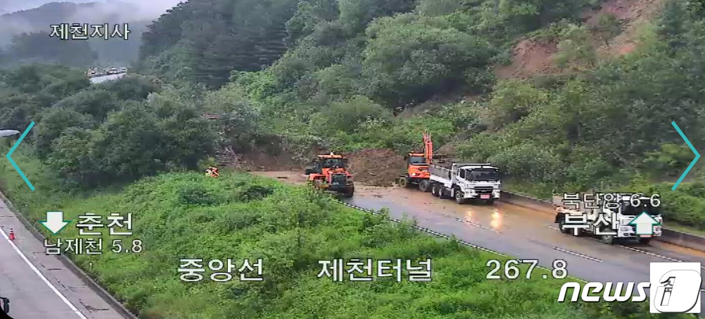 본문 이미지 - 중앙고속도로 산사태 복구작업(한국도로공사 제공)