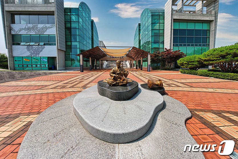 본문 이미지 - 구전 민요를 오선지에 붙들다 '평택 지영희국악관'.(경기관광공사 제공)
