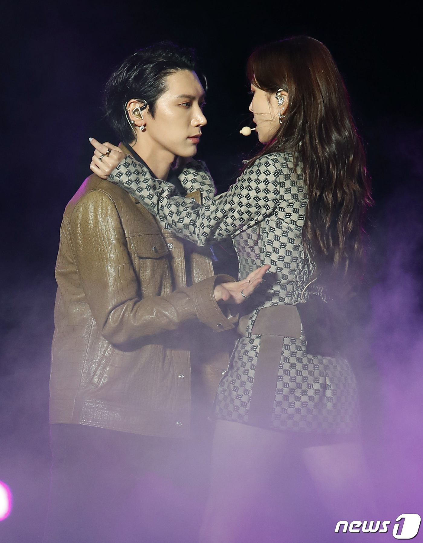 (수원=뉴스1) 권현진 기자 = 가수 텐과 보아(오른쪽)가 20일 수원 월드컵경기장에서 열린 ‘SMTOWN LIVE 2022 : SMCU EXPRESS @HUMAN CITY_SUW …