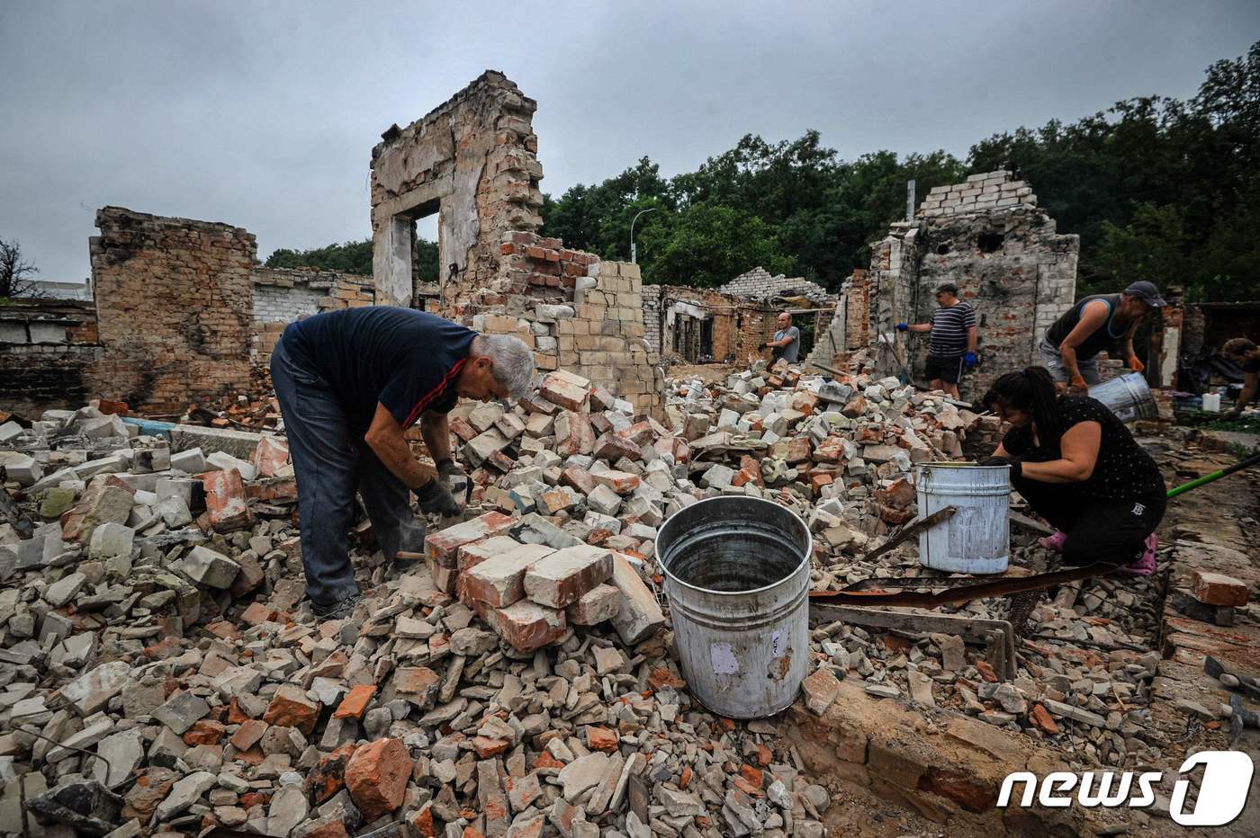 본문 이미지 - 20일&#40;현지시간&#41; 우크라이나 체르니히우에서 러시아 군의 포격을 받아 파괴된 주택이 보인다. ⓒ AFP=뉴스1 ⓒ News1 우동명 기자