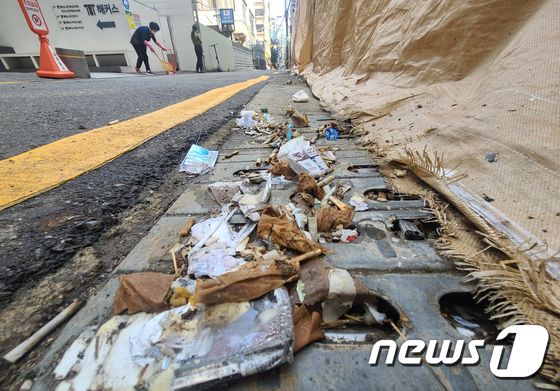 2서울 강남역 인근 빗물받이(배수구)가 담배꽁초와 각종 쓰레기로 가득 차 있다.  © News1 