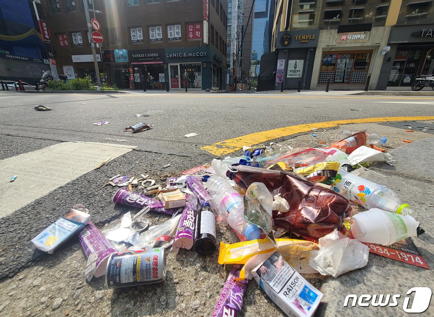 본문 이미지 - 서울 강남역 인근에 쓰레기가 무단으로 투기돼 있다. &#40;자료사진&#41;2022.8.21/뉴스1 ⓒ News1 이성철 기자
