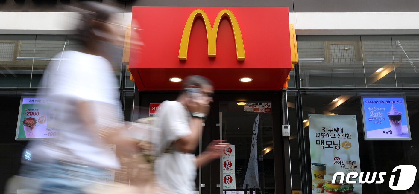 본문 이미지 - 서울 시내의 맥도날드 매장 앞으로 시민들이 지나가고 있다. 2022.8.21/뉴스1 ⓒ News1 박지혜 기자