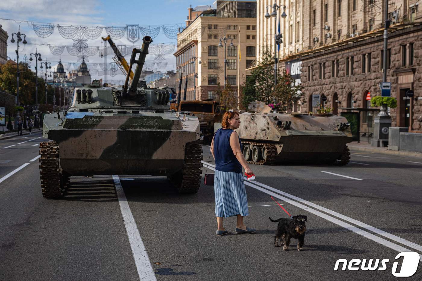 본문 이미지 - 우크라이나 수도 키이우 거리에 망가진 러시아군 탱크와 장비가 보인다. 2022. 8. 20. ⓒ AFP=뉴스1 ⓒ News1 최서윤 기자