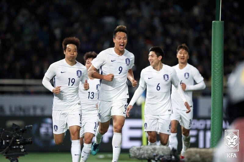 본문 이미지 - 산책 세리머니를 하는 염기훈(왼쪽)과 김신욱(가운데)(대한축구협회 제공) 